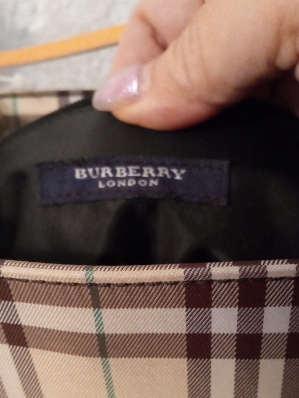 Burberry Plaid Beige Tote Bag with Tan Straps - Picture 5 of 7